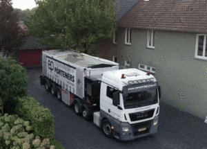 Hier staat een vrachtwagen van Porteners met cementdekvloer