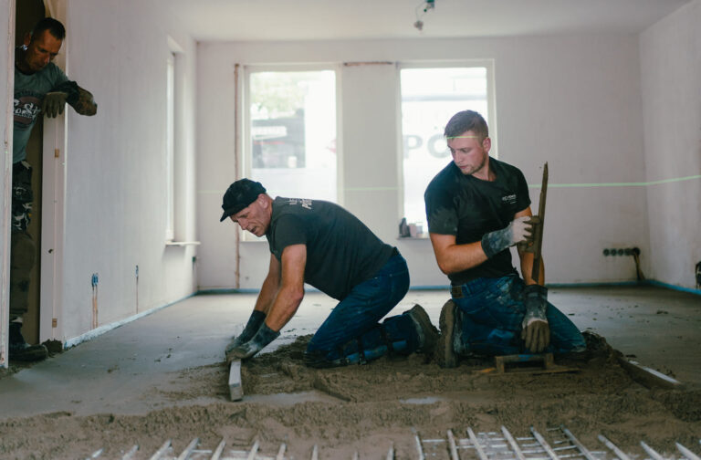 Cementdekvloer af strijken in een woning